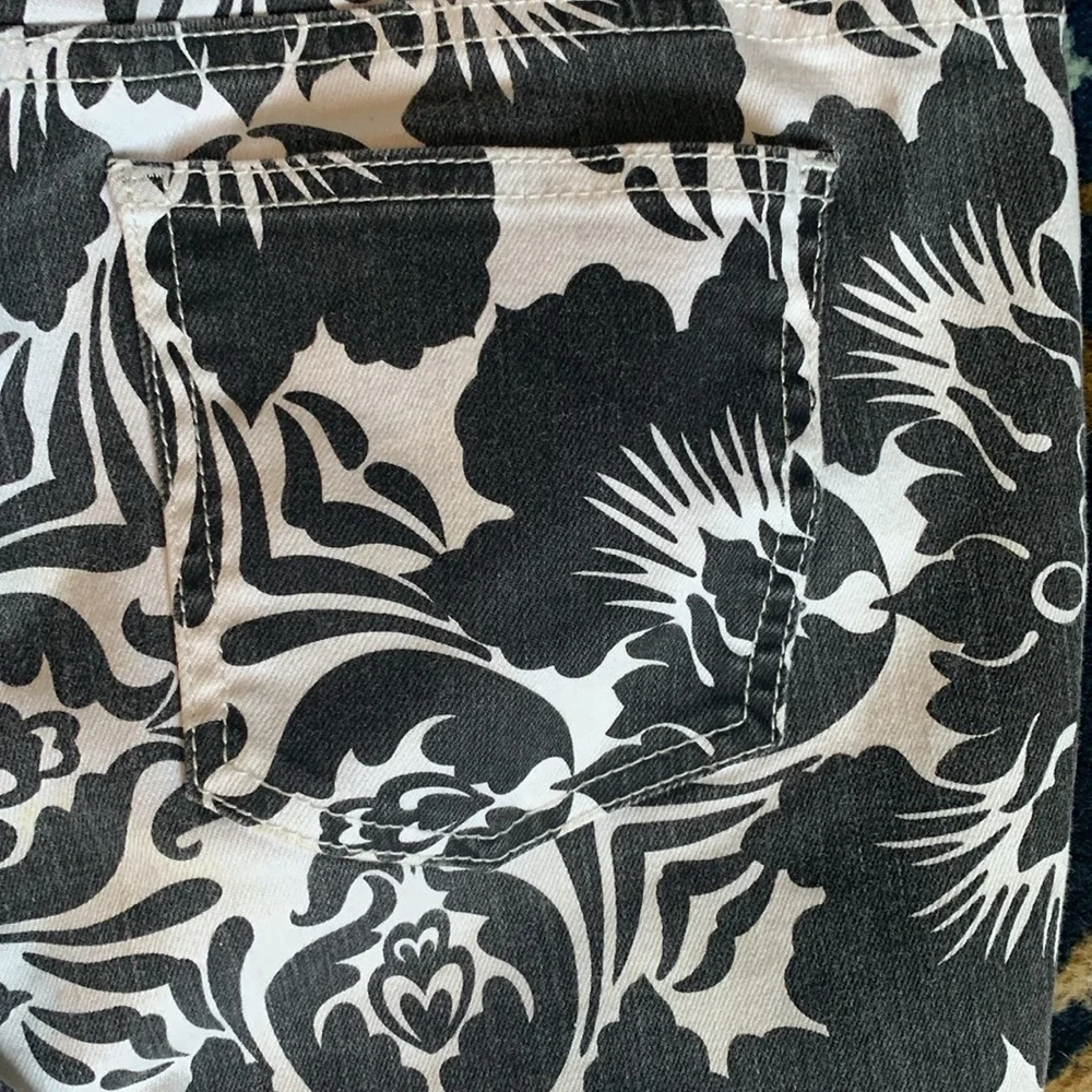 Chicos ultimate fit platinum denim cropped‎ printed jeans. Worn about 3x